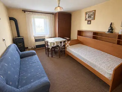 House 67 m², Vukomerec - for renovation, two garages