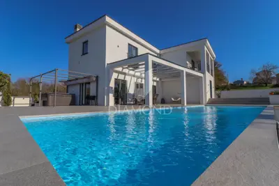 Haus 248 m², Kanfanar - Pool und Meerblick
