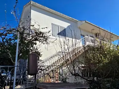 Trogir, Haus mit drei Wohnungen und Garage, zu verkaufen