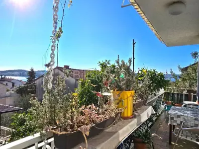 Trogir, Čiovo, obiteljska kuća, tri stana i garaža, prodaja - 4