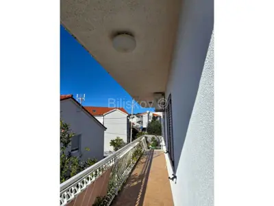 Trogir, Čiovo, obiteljska kuća, tri stana i garaža, prodaja - 5
