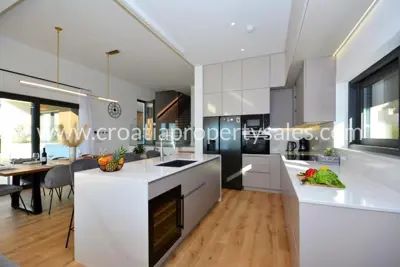 Vila u Splitu, pogled na more i privatnost - 9