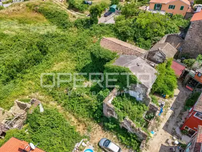 Zemljište 640 m², Momjan - centar naselja i pogled na vinograde