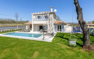 Vila s bazenom, Labin - mirno naselje blizu mora