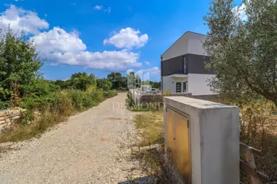 Building plot in Orbanići, quiet location and permit - 4