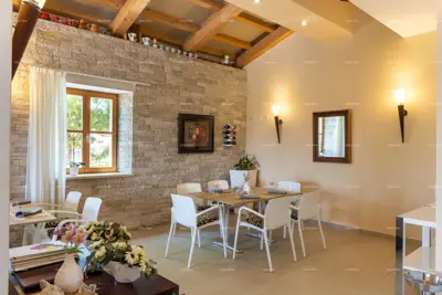 Hotel i Restoran. Blizina grada Pule. Veliki građevinski teren uz hotel, mogućnost gradnje vile. - 5