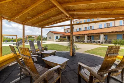 Hotel i Restoran. Blizina grada Pule. Veliki građevinski teren uz hotel, mogućnost gradnje vile. - 15