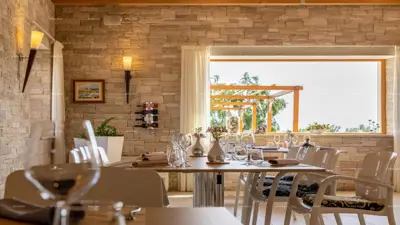 Hotel i Restoran. Blizina grada Pule. Veliki građevinski teren uz hotel, mogućnost gradnje vile. - 10