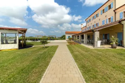 Hotel i Restoran. Blizina grada Pule. Veliki građevinski teren uz hotel, mogućnost gradnje vile. - 16