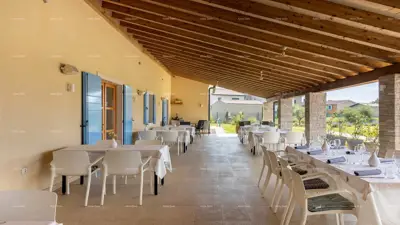 Hotel i Restoran. Blizina grada Pule. Veliki građevinski teren uz hotel, mogućnost gradnje vile. - 11