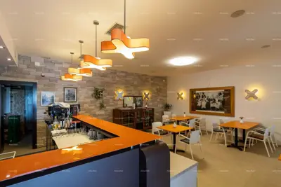 Hotel i Restoran. Blizina grada Pule. Veliki građevinski teren uz hotel, mogućnost gradnje vile. - 3