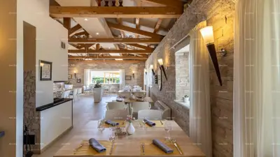 Hotel i Restoran. Blizina grada Pule. Veliki građevinski teren uz hotel, mogućnost gradnje vile. - 8