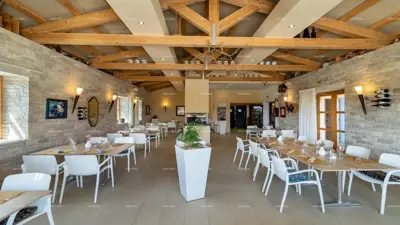 Hotel i Restoran. Blizina grada Pule. Veliki građevinski teren uz hotel, mogućnost gradnje vile. - 9