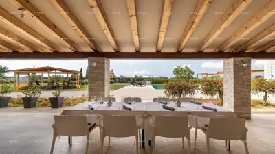 Hotel i Restoran. Blizina grada Pule. Veliki građevinski teren uz hotel, mogućnost gradnje vile. - 12
