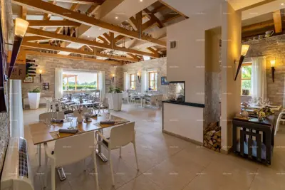 Hotel i Restoran. Blizina grada Pule. Veliki građevinski teren uz hotel, mogućnost gradnje vile. - 7