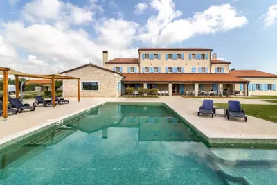 Hotel und Restaurant. Nähe der Stadt Pula. Großes Bauland neben dem Hotel, Möglichkeit zum Bau einer Villa.