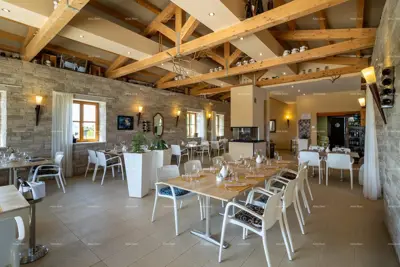 Hotel i Restoran. Blizina grada Pule. Veliki građevinski teren uz hotel, mogućnost gradnje vile. - 6