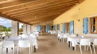 Hotel i Restoran. Blizina grada Pule. Veliki građevinski teren uz hotel, mogućnost gradnje vile. - 13