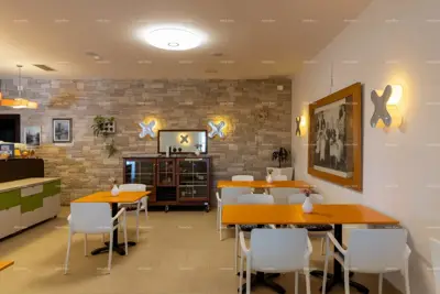 Hotel i Restoran. Blizina grada Pule. Veliki građevinski teren uz hotel, mogućnost gradnje vile. - 4