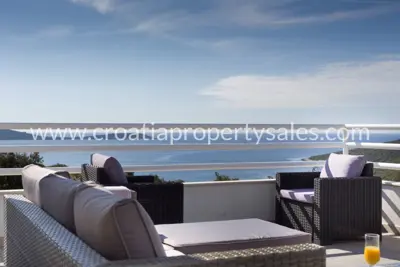 Kuća 215 m², Trogir - pogled na more i bazen