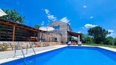 Poreč, okolica – kamena kuća sa zemljištem 6.000 m²