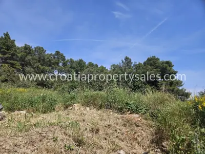 Building land 1,047 m², Otok Hvar - near the sea and the center - 2