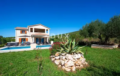 House 188 m², Labin - pool and sea view