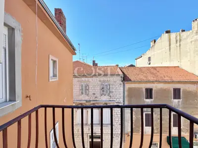 ZADAR, POLUOTOK - Prostrani stan u centru za dugoročni najam