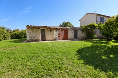 Istra, Kanfanar - Bauland mit Wirtschaftsgebäude von 80 - 4