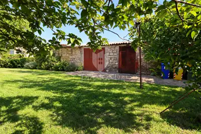 Istra, Kanfanar - Bauland mit Wirtschaftsgebäude von 80 - 6