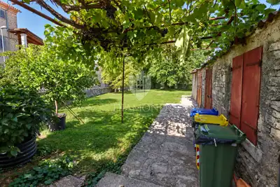Istra, Kanfanar - Bauland mit Wirtschaftsgebäude von 80 - 7