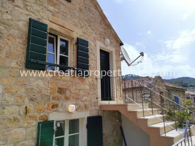 Dvojna kamena kuća, Hvar - mirna lokacija u centru grada