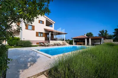 Villa 294 m², Svetvinčenat - grijani bazen i jacuzzi
