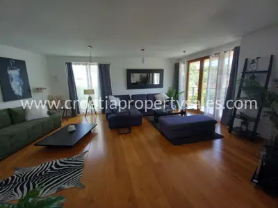 Vila 222 m², Brač - bazen i mirno okruženje - 12