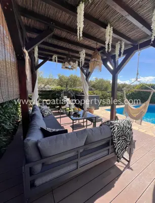 Vila 222 m², Brač - bazen i mirno okruženje - 14