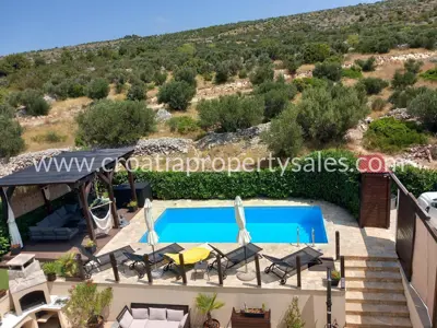 Vila 222 m², Brač - bazen i mirno okruženje - 2