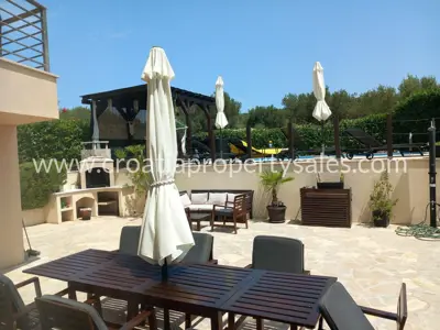 Vila 222 m², Brač - bazen i mirno okruženje - 7