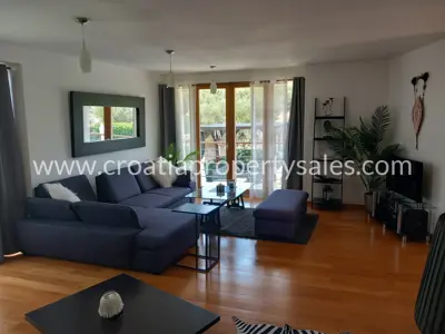 Vila 222 m², Brač - bazen i mirno okruženje - 9