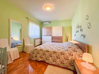 Istra - kuća s tri etaže i prostranom okućnicom - 8