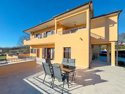 Istra - kuća s tri etaže i prostranom okućnicom - 20
