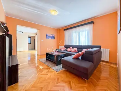 Istra - kuća s tri etaže i prostranom okućnicom - 2