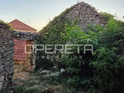 Dvije kamene kuće na građevinskom zemljištu u Nerežišćima