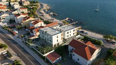 Brodarica, prostran stan s vrtom, prvi red do mora - 4