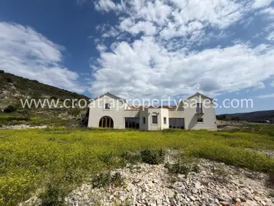 Kamena rezidencija 600 m², otok Brač, privatnost i mir