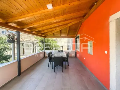 Kuća 200 m², Šibenik - stambeni i poslovni prostor