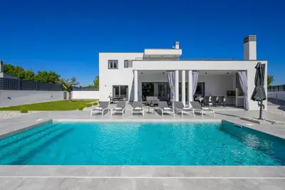 Villa 186 m², Svetvinčenat - Pool und Nebengebäude - 2