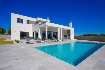 Vila 186 m², Svetvinčenat - bazen i pomoćni objekt