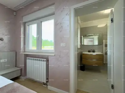 Blizna grada Svetvinčenat. Dvojna kuća okružena zelenilom. - 13