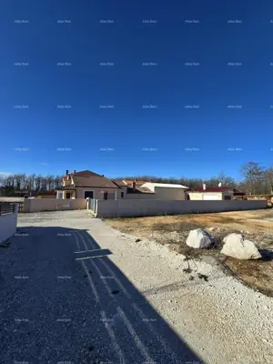 Die Narbe der Stadt Svetvinčenat. Doppelhaus umgeben von Grün.