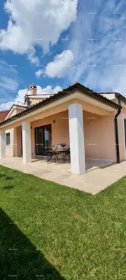 Blizna grada Svetvinčenat. Dvojna kuća okružena zelenilom. - 2